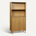 Technische titel in het Nederlands: **Moderne houten kast met open schappen en gesloten onderruimte**