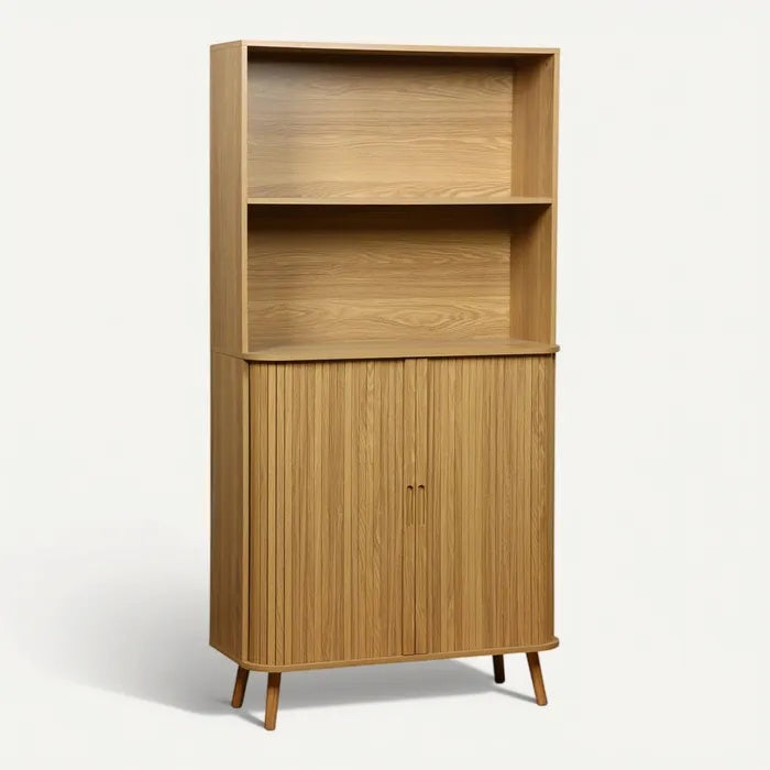 Technische titel in het Nederlands: **Moderne houten kast met open schappen en gesloten onderruimte**